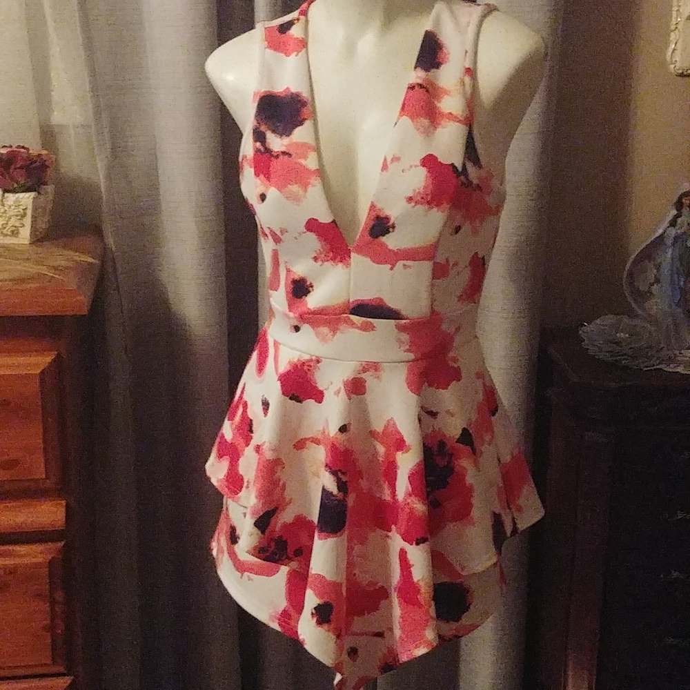 NWOT Floral print romper sz L